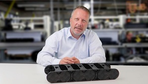 在影片中，业务部主管Jorg Ottersbach讲解如何透过新的E4Q拖链系列将装配时间减少40%。（来源：igus GmbH）