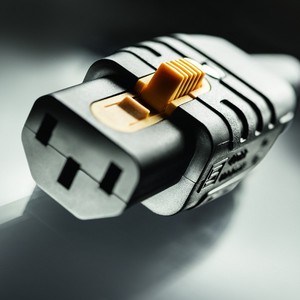 新款带V型锁扣的可重新接线式IEC电源输入??座(source:SCHURTER)