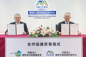 國合會項恬毅秘書長(左)及災防科技中心陳宏宇主任共同簽署合作協議