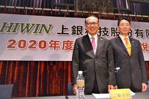 上银集团总裁卓永财(左)於日前举行Q2第二次法说会表示，台湾工具机产业景气最快可能要於今年Q3、Q4落底，上银集团下半年营运可优於上半年，仍维持年年看好趋势。