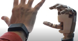 智慧手表除了显示健康资讯、运动资讯外，也能将人手变成遥控器，成为能远距控制各种电子与机械设备的魔法手环。(source:酷手科技)