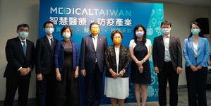 外貿協會今日舉辦台灣國際醫療展「智慧醫療x防疫產業」展前茶敘貴賓合影。