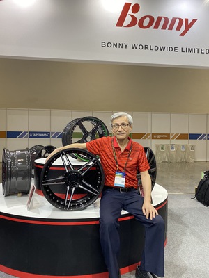 波力環球總經理洪進山帶領公司團隊開發碳纖維複材汽車輪圈，成功跨領域進入汽車工業範疇(source：Bonny Live波力動活網)