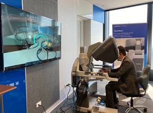 机器人手术是外科未来发展趋势，属於高端医疗技术，必须结合外科医师和手术室团队，并经过完整的培训。