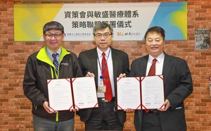 資策會執行長卓政宏(右)敏盛醫療體系執行長楊弘仁(左)簽署「精準健康生態系策略聯盟」，攜手為台灣打造「精準健康生態系」。