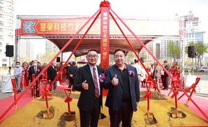 慧荣科技董事长周邦基(左)与总经理苟嘉章