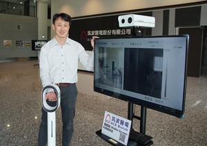 筑波医电专案业务工程师周辰峰表示，「双眼龙-AI红外线热感及可见光自动检筛系统」可自动侦测异常体温，并随动线摆放。