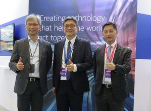 (左)和硕联合科技第六事业处总经理冯震宇、(中)台湾诺基亚通信公司总经理刘明达、(右)台湾可亿隆公司的执行长张玉辉。