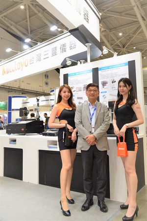 台湾三丰仪器协理曾迥勋（中）在今年4月21日~23日举行的「2021 Touch Taiwan」系列展场，介绍该公司最新引进复合型非接触（图像）量测仪器，与AOI瑕疵检测的客制化软体解决方案。