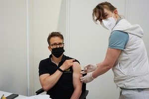 醫學博士Anja Laer正在為浩亭員工Lars Kuhme（左）接種疫苗。