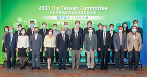 行政院生技产业策略咨议委员会议(Bio Taiwan Committee, BTC)今年)日采行线上线下同步举行，图为与会人士合影。