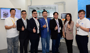 CLPA事务局长陈重光（中），偕同研华、MOXA、3M和上元电机等产业伙伴，展示CC-Link IE工业通讯应用。