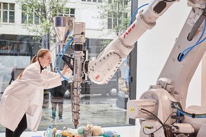未來零售透過機器人整合3D 列印技術的展示，在倫敦牛津街最具代表性的百貨公司之一 Selfridges展示。