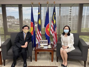 馬來西亞友誼及貿易中心代表何瑞萍女士(右)表示，時值疫情期間使用BioLED紫外線抗菌設備，可以務實抑制空氣中的病毒與細菌，改善環境...
