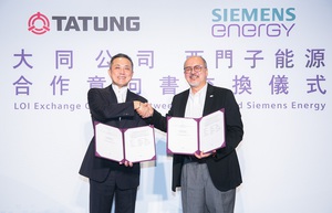 西门子能源董事总经理许启圣(右)与大同公司总经理蔡维力(左)交换合作意向书