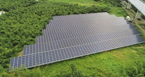 宝硕於台南市关庙区新埔段设立太阳能板，驱动能源转型，迈向2050净零碳排目标。