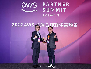 Mlytics 榮獲 AWS肯定。 右為 Mlytics 共同創辦人暨執行長 Ryan Chin，左為 AWS 台灣暨香港總經理王定愷。