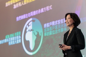 施耐德电机台湾区总经理郭念慈分享台湾企业应如何透过绿色革新，打造永续竞争力，建议透过数位化与电力化即可把握致胜关键。