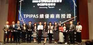资策会今（14）日举办TPIPAS授证茶会暨CBPR说明会，图为表扬TPIPAS绩优厂商合影。(摄影：陈复霞)
