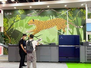 康鈦科技參加TIGAX 22台北國際印刷機材展，圖為展示AccurioPress C14000高印量數位印刷設備，協助產業精準印刷，達到減碳節能成效。