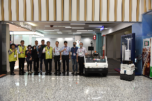 交通部科顧室主任王穆衡(右一)至桃園機場關心「5G智慧旅運空間服務實證計畫」推動進度。