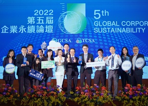 友通資訊奪《企業永續報告類–電子資訊製造業銅獎》，由友通總經理蘇家弘（右五）代表領獎。