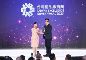 所羅門今年以自主研發的「META-aivi 穿戴式AI智能解決方案」，獲頒台灣精品銀質獎，由所羅門公司資深產品經理李佳運(右)代表上台領獎。
