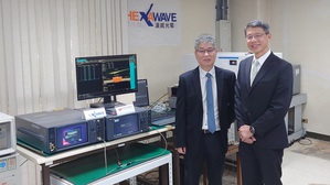 漢威光電總經理林孟毅博士（左）及台灣是德科技董事長張志銘於ILC DPD解決方案前合影