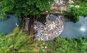 Plastic Fischer 使用浮动屏障来收集河流中的塑胶垃圾。得益於 igus 的资金支持，已在 Kanpur 和 Mangaluru 收集3,340 公斤的塑胶垃圾，相当於超过 15 万个塑胶袋。（source：Plastic Fischer）