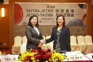第16届T-J会议首度由台日双方女性首长主持，外贸协会惠玲??秘书长(左)及JETRO河田美绪理事(右)合影。