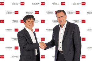 ROHM与Vitesco Technologies签署SiC功率元件长期供货合作协定。图为ROHM常务执行董事 CFO 伊野和英（左）与Vitesco CEO Andreas Wolf合影。