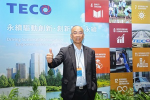 東元電機ESG推動辦公室林弘祥執行長與背板合影