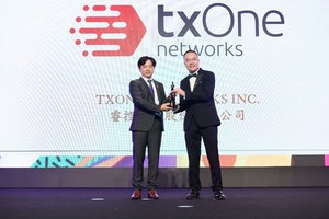 TXOne Networks榮獲HR Asia『2023 年台灣亞洲最佳企業雇主獎』，圖為TXOne Networks人資長莊朝濬(左)和HR Asia總編輯吳恩明(右)