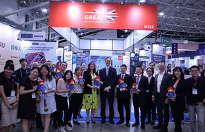 英国在台办事处代理代表严涛暮（Tom Burn）偕同英国医疗科技厂商代表为亚洲生技大展英国馆开幕。