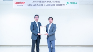 DEKRA德凯台湾董事总经理李俊仪(右)颁发ISO 26262功能安全流程证书予隆达电子董事长暨总经理唐修穆 。