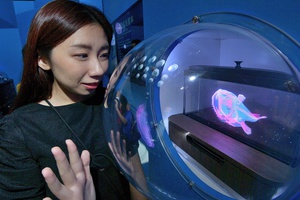 工研院攜手錼創科技打造「深海魚」透明顯示器，已正式導入桃園都會型水生公園Xpark，讓遊客體驗互動的奇幻水世界。