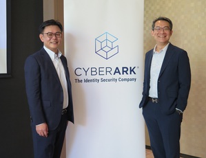 CyberArk北亚区总监谢文骏(右)、CyberArk大中华区技术顾问黄开印(左)