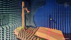 在無線效能測試無響室中，對Greenerwave開發的FR2 RIS模組進行OTA測量