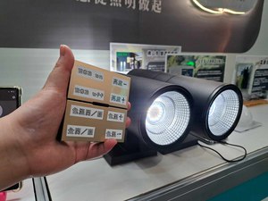 智成电子研发的BLE Mesh遥控器为台湾首创结合BLE模组与指拨开关，此遥控器不须手机额外配对，即能控制智慧装置。（摄影/陈复霞）