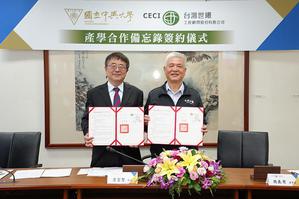 由中兴大学校长詹富智（左）与台湾世曦董事长施义芳（右）代表签约。