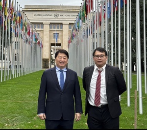 資策會執行長暨AFACT中華民國代表卓政宏（左）受邀出席於瑞士日內瓦聯合國歐洲總部舉辦的聯合國貿易便捷化與電子商務中心（UN/CEFACT）第29屆大會。