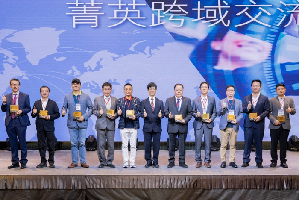 經濟部中小及新創企業署副署長陳秘順頒獎，以及與10大標竿企業合影