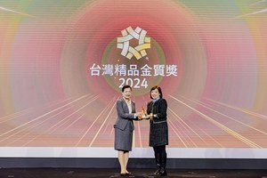 台达机电事业群行销部经理胡嘉平女士(右)获经济部部长王美花颁发2024年「台湾精品金质奖」。得奖的全新模组机器人RS-M系列组合弹性多变，可满足不同产线应用需求。