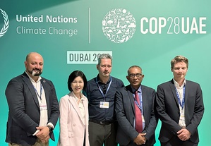 台达携手国际组织共同於COP28举办周边会议，台达品牌长暨基金会??董事长郭珊珊(左2)向国际分享内部碳定价实绩。