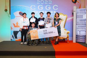 2023 CGGC 網路守護者挑戰賽競賽結果出爐，圖為國科會資訊處處長周子元(右一)頒發冠軍給「希望能進決賽」隊。