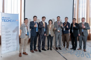 富宇翔科技执行长林士闵（右四）与技术团队