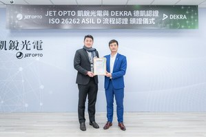 DEKRA德凯台湾董事总经理李俊仪(右)颁发DEKRA德凯ISO 26262 ASIL-D功能安全流程认证证书予凯锐光电董事长林传凯。
