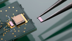 imec的無線充電晶片概念驗證係基於超音波技術，獨立展示其尺寸僅有0.75mm×1.88mm，以65奈米CMOS技術製造，並配備壓電式微機械超音波換能器（PMUT），全部整合於一塊電路板。