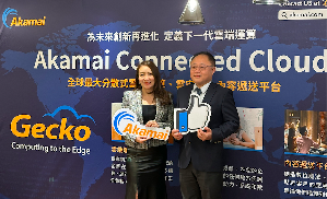 蓝新集团刘云辉总经理（右）见证Akamai创新再进化，守护金融科技的发展