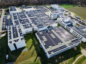 DELO建置約 4000 塊太陽能板提供綠色電力，可滿足大約30%的電力需求。（source：DELO）
